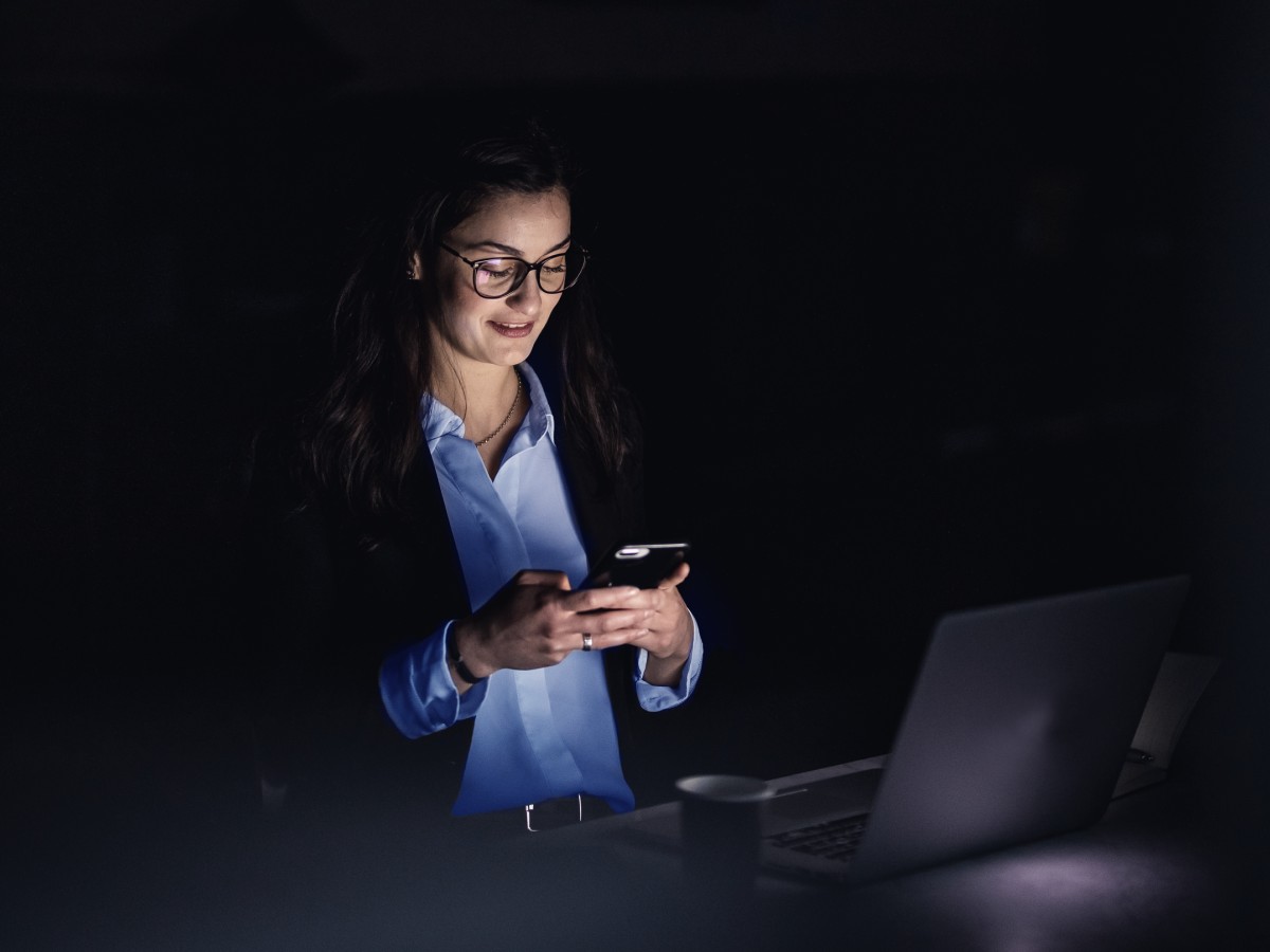 Mulher olhando para tela de celular